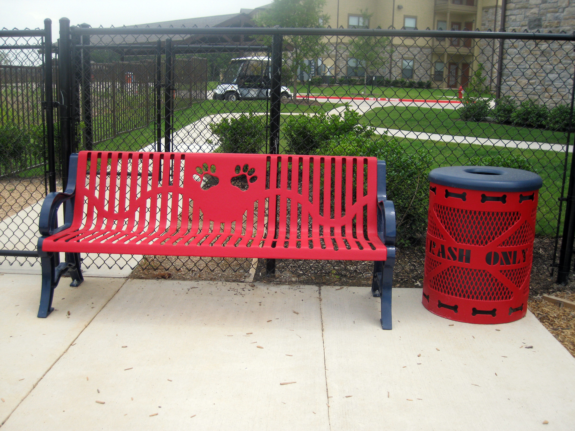 Deluxe Dog Paw Bench
